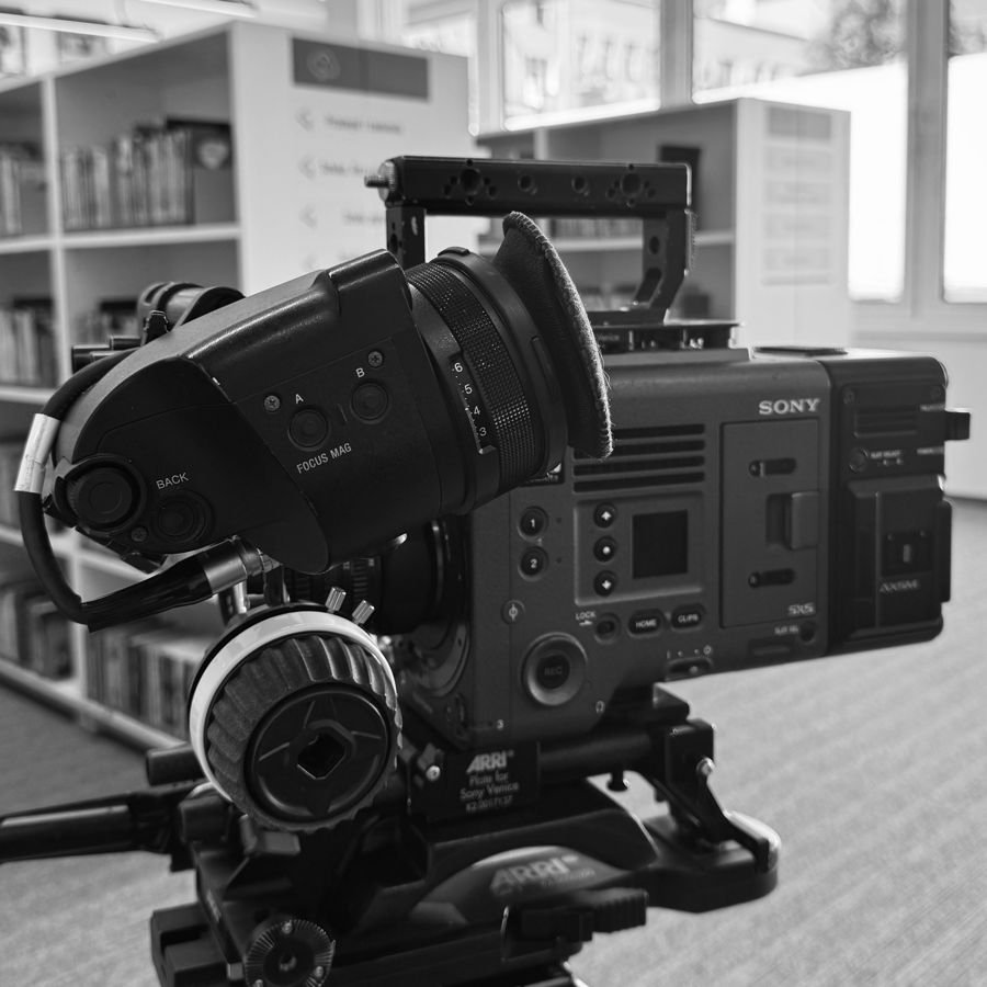 Sony Venice na statywie — czarno-białe