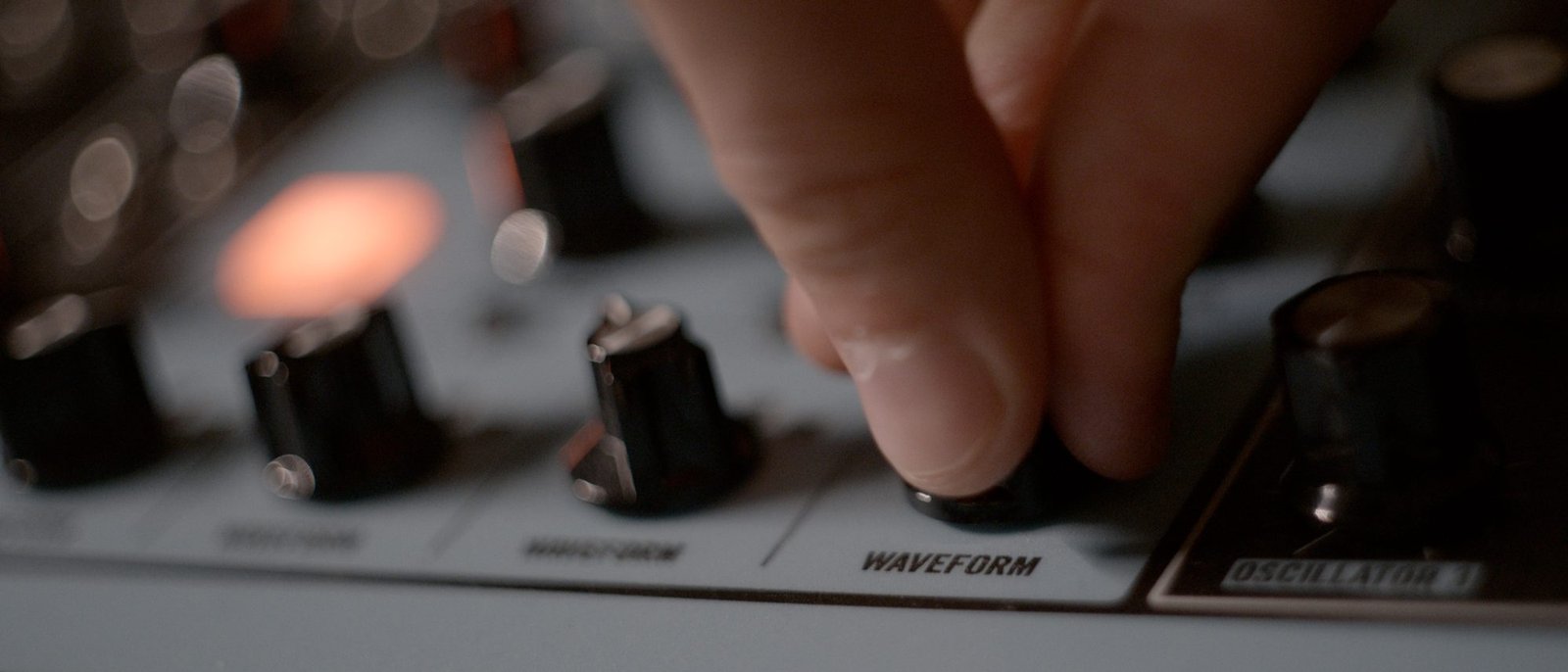 Ręka na pokrętle Waveform syntezatora analogowego