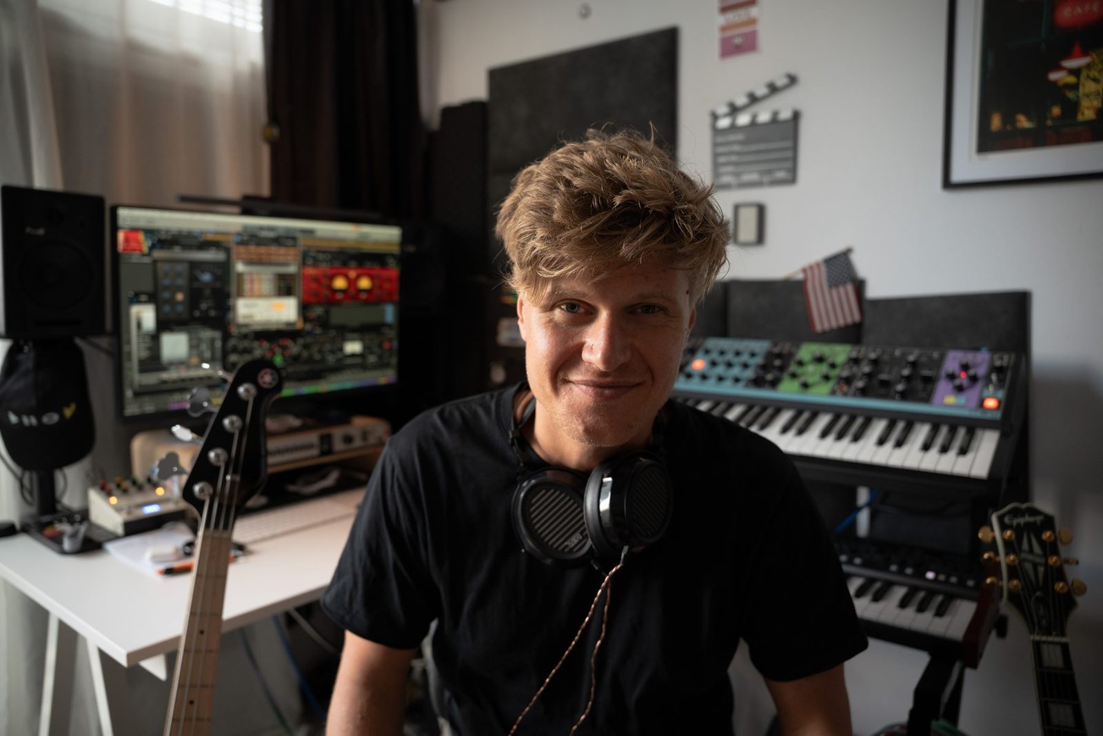 Lesław Kaznowski w swoim studiu — bas, gitara, syntezatory, monitor z sesją