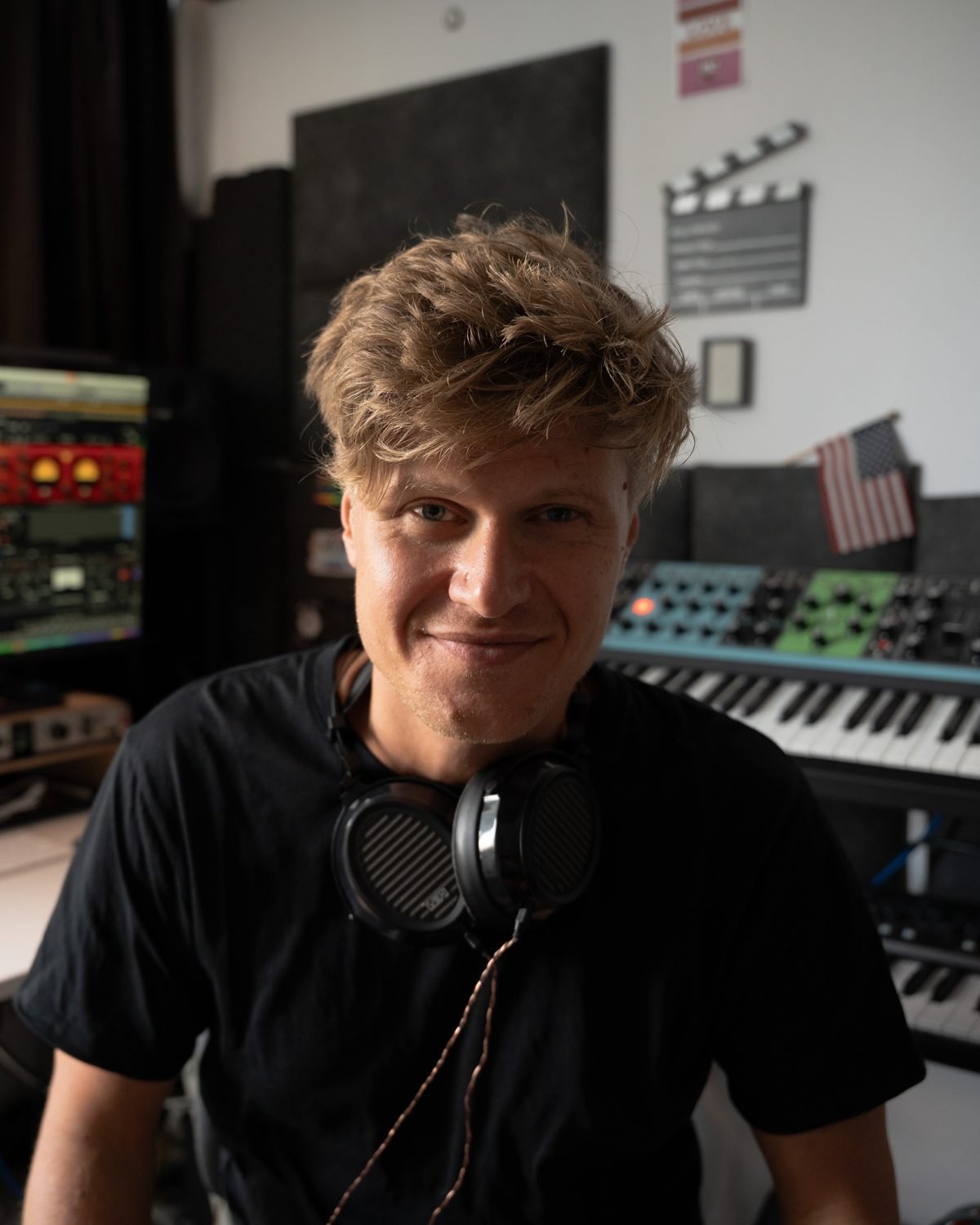 Lesław Kaznowski w studiu — syntezatory, gitary, monitor z sesją